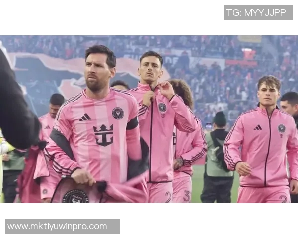 梅西精彩表现助力球队晋级赛后与辛辛那提球员互换球衣庆祝